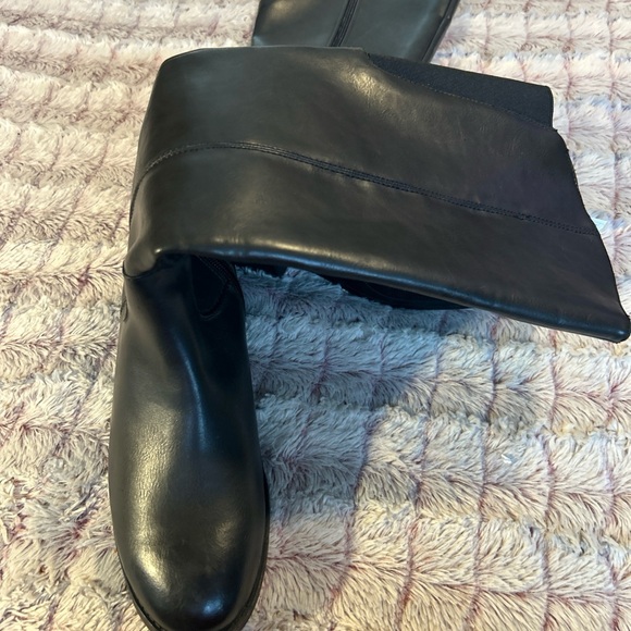 Universal Threads Black Women
Boots Size 7.5 - Picture 4 of 6